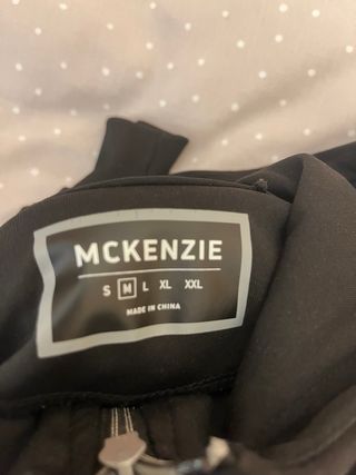 Sudadera McKenzie Negra con Detalles Plateados