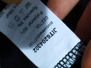 Felpa nera con maniche floreali