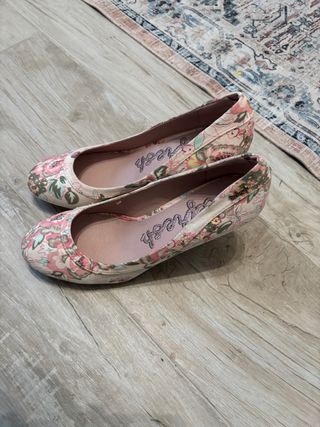 Zapatos de tacón Refresh con estampado floral