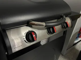 Barbacoa de gas negra