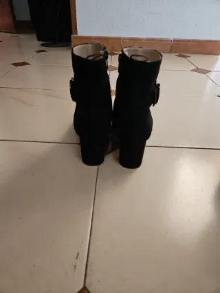 Botines negros con hebilla muyyyy buenos