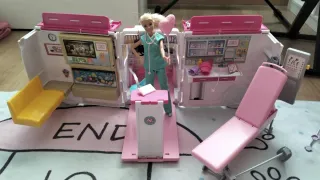 Ambulancia Barbie con muñecos