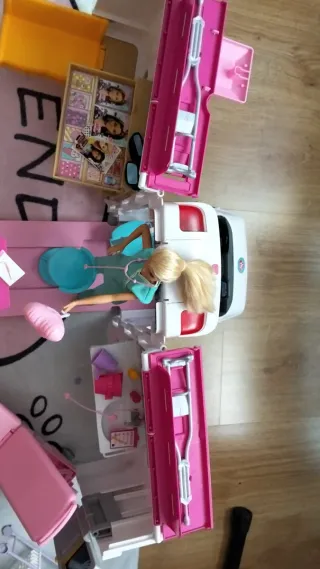 Ambulancia Barbie con muñecos