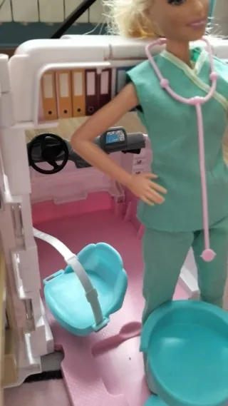 Ambulancia Barbie con muñecos