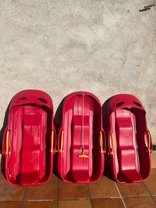 Trineos de nieve rojo