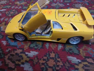 Macchina da collezione gialla