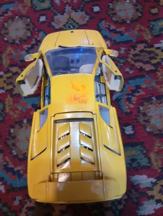 Macchina da collezione gialla