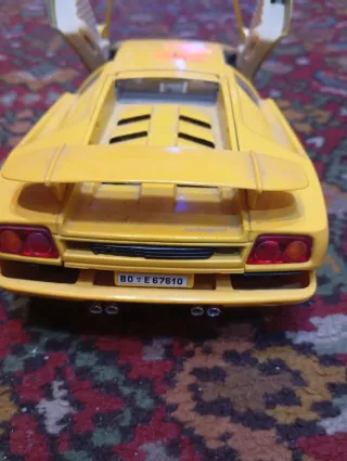 Macchina da collezione gialla