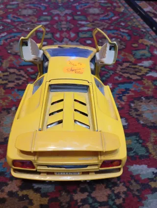 Macchina da collezione gialla