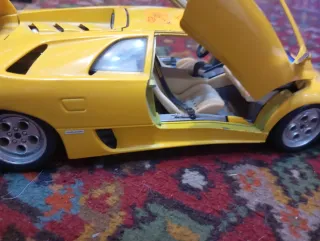 Macchina da collezione gialla