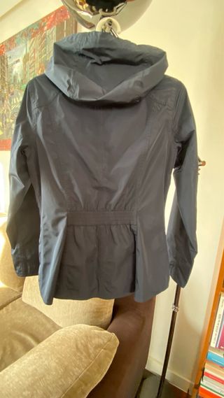 Chubasquero Barbour azul mujer