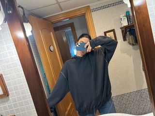 Sudadera negra con tachuelas