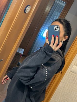 Sudadera negra con tachuelas