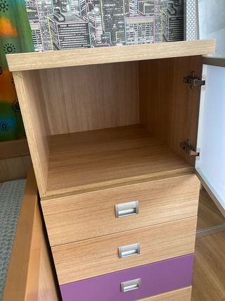 Cajonera de madera con cajón morado y hueco
