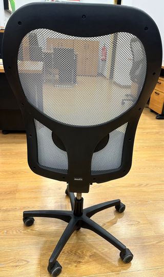 Silla de oficina ergonómica negra y gris.