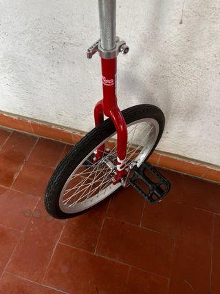 Monociclo rojo con rueda grande