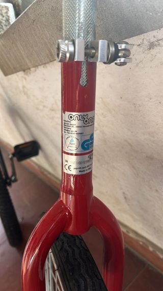 Monociclo rojo con rueda grande