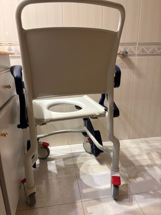 Silla de ducha con ruedas