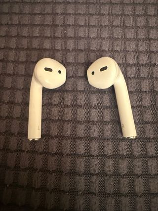 AirPods 2 con funda rosa