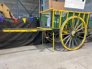 Carro de madera decorado