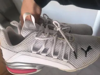 Zapatillas Puma Blancas, y bordes rojos