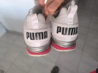 Zapatillas Puma Blancas, y bordes rojos