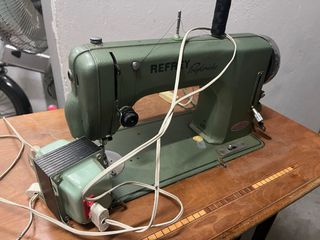 Máquina de coser antigua REFREY Preferida