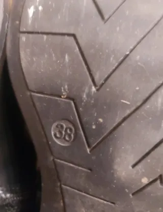 Stivaletti neri con dettaglio oro