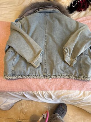 Chaqueta vaquera oversize con cuello de pelo