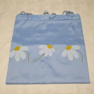 Cortina de baño azul con flores blancas