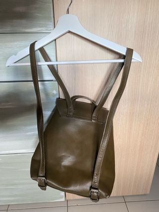 Mochila pequeña verde militar Stradivarius