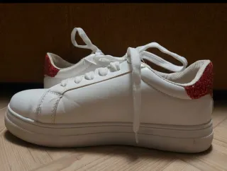 Scarpe da ginnastica bianche con cuori rossi