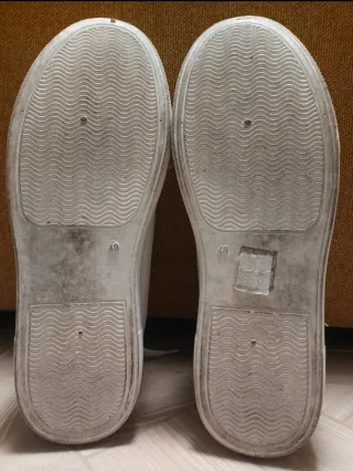 Scarpe da ginnastica bianche con cuori rossi