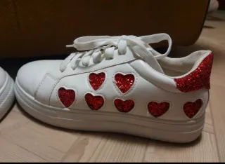 Scarpe da ginnastica bianche con cuori rossi