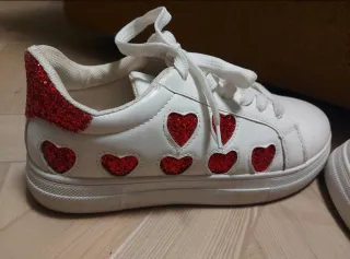 Scarpe da ginnastica bianche con cuori rossi