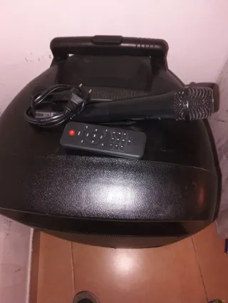 Altavoz Bluetooth con micrófono y mando