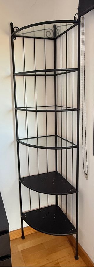 Estantería de esquina metálica y cristal