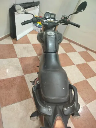 Moto deportiva negra 125CC Bajo consumo