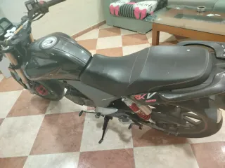 Moto deportiva negra 125CC Bajo consumo