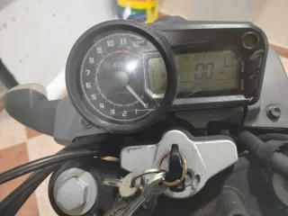 Moto deportiva negra 125CC Bajo consumo