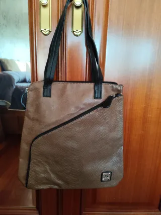 Bolso marrón y negro