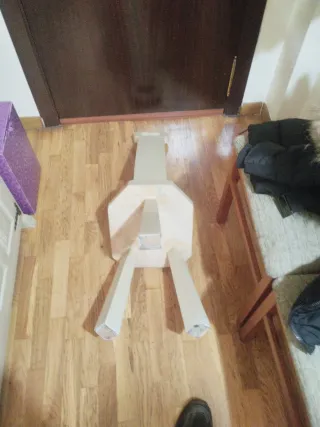 Silla antigua de madera pintada