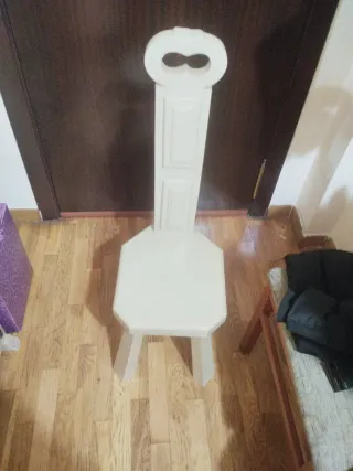 Silla antigua de madera pintada