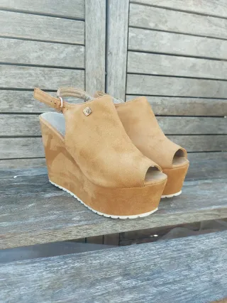 Sandalias de cuña beige y marrón