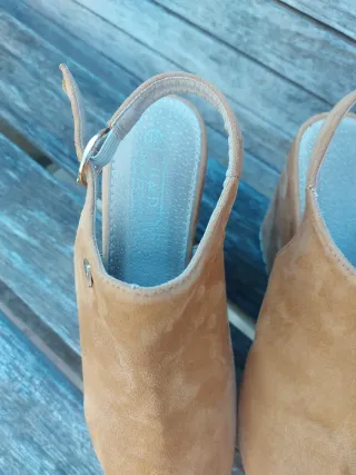 Sandalias de cuña beige y marrón