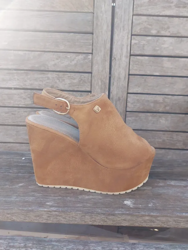 Sandalias de cuña beige y marrón