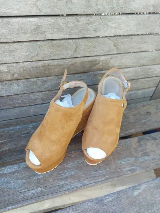 Sandalias de cuña beige y marrón