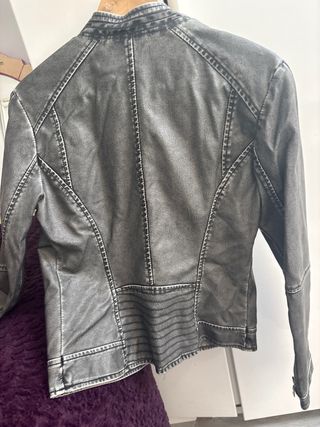 Cazadora efecto piel gris