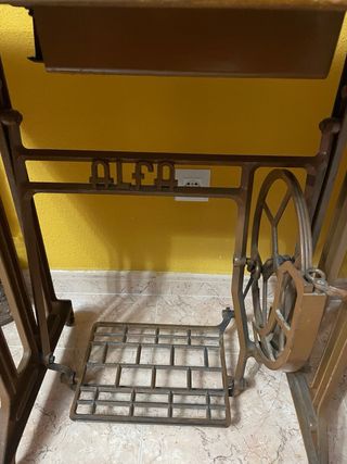 Máquina de coser Alfa antigua