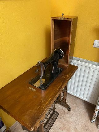 Máquina de coser Alfa antigua